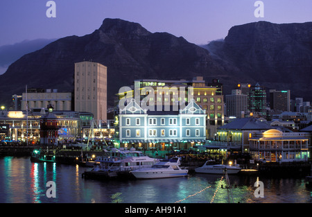 Südafrika-Kapstadt-Victoria und Alfred Waterfront mit dem Tafelberg im Rücken Stockfoto
