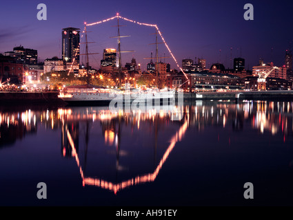 Sarmiento Fregatte in der Abenddämmerung, Puerto Madero in Buenos Aires, Argentinien Stockfoto