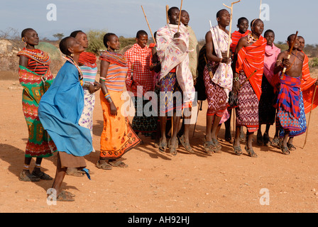 Eine Gruppe von Samburu Männer und Frauen tanzen in der Nähe von Samburu National Reserve Kenia in Ostafrika Stockfoto