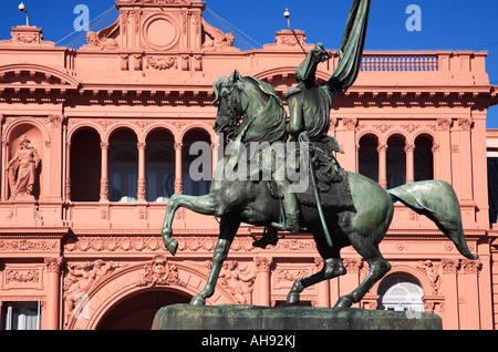 Manuel Belgrano Denkmal am "Rosa Haus" (nationale Regierung Präsidentenpalast). Plaza de Mayo, Buenos Aires, Argentinien Stockfoto