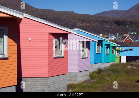 Typische grönländischen Häuser in Kontrastfarben mit Meer und Eisberge