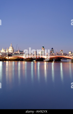 Abenddämmerung Blick auf die Skyline von London zeigen die Themse Blackfriars Bridge, St. Pauls Cathedral, Tower 42 und die Gurke. Stockfoto