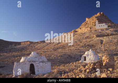 Tunesien Speicherburg das Hill Top Dorf von heiligen Männern Marabout Schrein Gräber umgeben Stockfoto