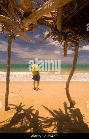 Hawaii Oahu reifer Mann genießt den Tag entlang einer schönen sandigen Pazifik beach Nordufers Stockfoto
