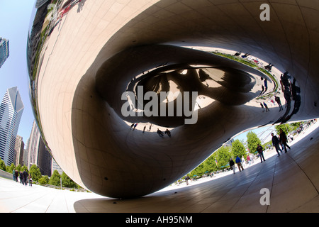 ILLINOIS-Chicago-Besucher anzeigen wiederholte Reflexion an Unterseite des Bean Skulptur Millennium Park Stockfoto