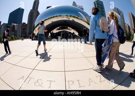 ILLINOIS-Chicago AT T Plaza geätzt in Stein in der Nähe von Bean Skulptur Plaza im Millennium Park Studenten auf Reise gehen Stockfoto