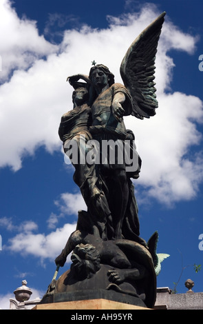 Skulptur eines jungen, ein Schutzengel und Dämon und in ein Grab auf dem Friedhof Recoleta, Buenos Aires, Argentinien. Stockfoto