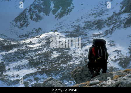 Wanderer ruht beim Gipfelversuch in Colorado USA Stockfoto