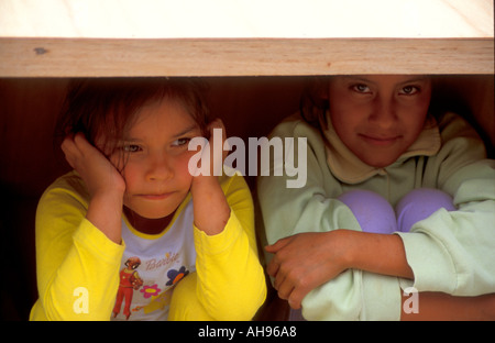 Kinder in Ecuador spielen in einer box Stockfoto