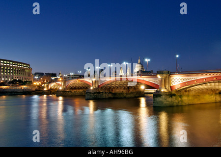 Abenddämmerung Ansicht der Blackfriars Bridge über die Themse in London. Stockfoto