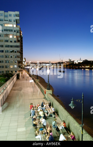 Nacht Zeit Blick auf die Fußgängerzone entlang des südlichen Ufers des Flusses Themse nahe Blackfriars Bridge in London. Stockfoto