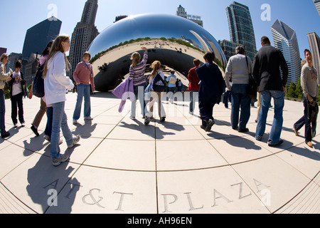 ILLINOIS-Chicago AT T Plaza geätzt in Stein in der Nähe von Bean Skulptur Plaza im Millennium Park Studenten unterwegs Stockfoto