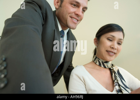 Zwei Erwachsene, gekleidet in Business-Kleidung Stockfoto