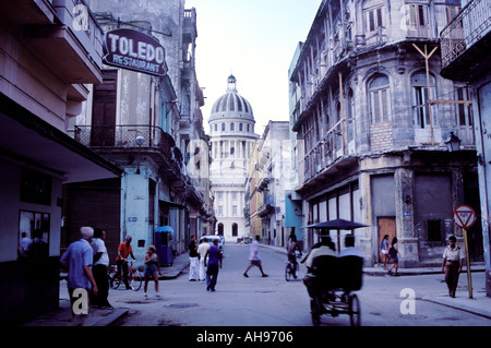 Eine filmische Straßenszene von Havanna mit dem Capitolio Havanna Kuba Stockfoto