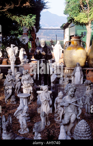Eine Statue von Pater Pio und andere Statuen zum Verkauf Paestum Italien Stockfoto