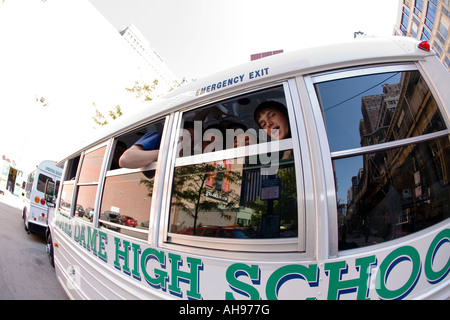 ILLINOIS-Chicago High-School-jungen an Bord der privaten Schulbus Blick durch Fenster Notre Dame High School auf Seite Stockfoto