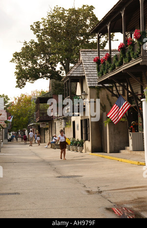 Touristen schlendern entlang der Aviles Street im historischen Viertel von St. Augustine, Florida, USA. Stockfoto