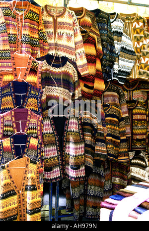 Lieferanten waren im Shop auf dem touristischen Markt in Otavalo Ecuador Stockfoto