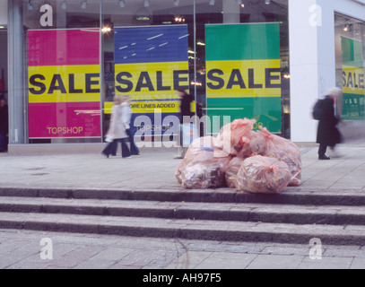 GENTLEMANS, STREET SCENE MIT TOPSHOP UND DER VERKAUF DES ZEICHEN UND MÜLL TASCHE NORWICH NORFOLK EAST ANGLIA ENGLAND GROSSBRITANNIEN Stockfoto