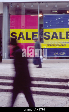 FUßGÄNGERZONE STRAßENSZENE MIT TOPSHOP VERKAUF FENSTER ZEICHEN NORWICH NORFOLK EAST ANGLIA ENGLAND UK Stockfoto