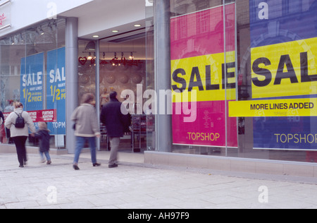 FUßGÄNGERZONE STRAßENSZENE MIT TOPSHOP VERKAUF FENSTER ZEICHEN NORWICH NORFOLK EAST ANGLIA ENGLAND UK Stockfoto