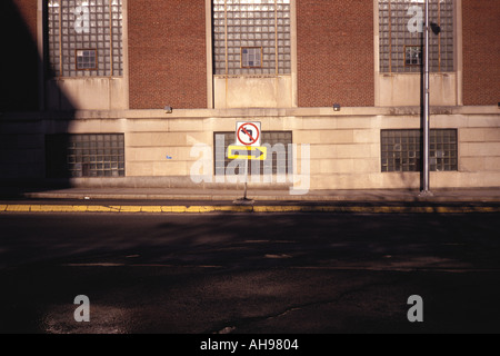 Melden Sie mit Pfeil und Gebäude entlang der urban street Stockfoto