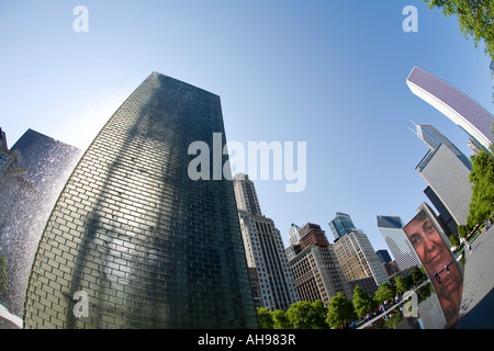 ILLINOIS-Chicago Crown Fountain entworfen von Jaume Plensa im Millennium Park Plaza Bereich Gesicht auf video fisheye Bildschirmansicht Stockfoto