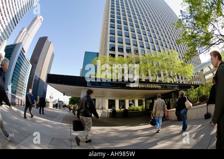ILLINOIS-Chicago-Pendler gehen in Richtung Eingang des Union Station terminal für Metra Züge Ende des Geschäftstages Stockfoto