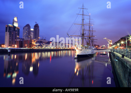 Sarmiento Fregatte mit Licht in der Dämmerung, Skyline mit Stadtgebäude, Puerto Madero, Buenos Aires Stockfoto