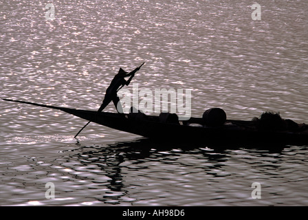 Bootsmann in traditionellen Holzboot oder Einbaum auf dem Niger in Mali Stockfoto