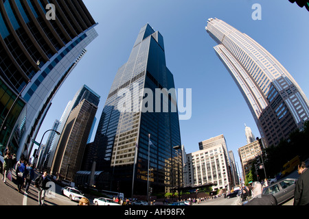 ILLINOIS-Chicago Sears Tower angesehen vom Boden auf die Spitze 311 South Wacker Gebäude Fußgängern und Verkehr Wacker Drive Stockfoto