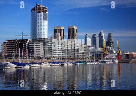 Puerto Madero Yachtclub Blick auf sonnigen Tag mit Wasserreflexionen. Stockfoto