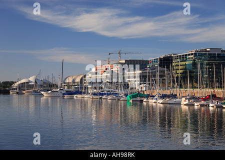 Puerto Madero Yachtclub Blick auf sonnigen Tag mit Fluss Wasserreflexionen. Stockfoto