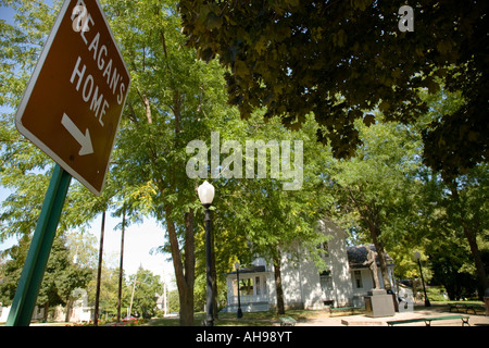 ILLINOIS Dixon Reagans Home Schild mit Pfeil nach Ronald Reagan Knabenalter Homepage Statue des Präsidenten in Parkanlage Stockfoto