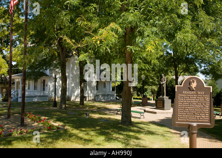 ILLINOIS Dixon Ronald Reagan Knabenalter Homepage Statue des Präsidenten im Parkbereich Reagan Wege-Informations-Schild Stockfoto