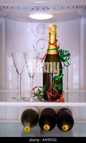 Flasche Champagner und zwei Gläser im Kühlschrank Stockfoto