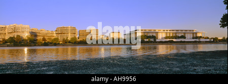 Kennedy Center und Watergate Hotel in Potomac River Washington D C Stockfoto