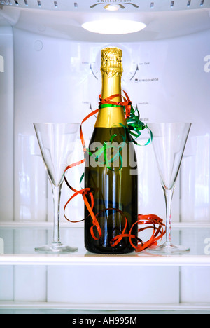 Flasche Champagner und zwei Gläser im Kühlschrank Stockfoto