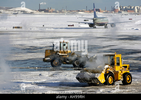 Schnee-Entfernung Ausrüstung klar Rollweg am Logan International Airport in Boston, Massachusetts Stockfoto