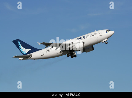 SATA International Airbus A310-300 bei der Abreise Stockfoto