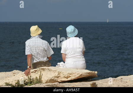 Lifestyle und Reisen. Ältere Paare entspannen im Urlaub in Malta, Europa, Blick auf das Mittelmeer und bewundern die Aussicht. Stockfoto