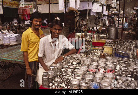 Zwei junge inder, die auf dem Markt der Altstadt von Ahmedabad, Gujarat, Indien, Utensilien aus Stahl verkaufen. Stockfoto