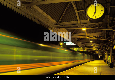 Stationsuhr mit Sieben Uhr, Abfahrtszeit für die Geschwindigkeit des Zuges von einem leeren Bahnsteig Nottingham Station England, Großbritannien, GB, Europa Stockfoto