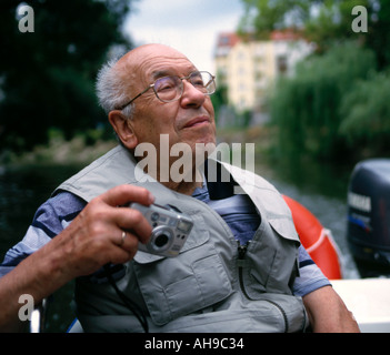 Rentner genießt Urlaub Stockfoto