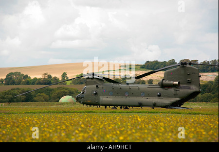 Boeing CH-47 Chinook-Hubschrauber parkte am Flughafen Shoreham, West Sussex, England Stockfoto