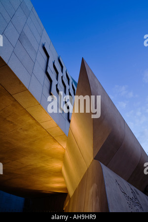 Architektonisches Detail - das schottische Parlamentsgebäude in der Abenddämmerung Stockfoto