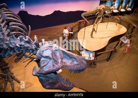 ILLINOIS Rockford Dinosaurier Skelett Display Burpee Museum innen Frau und zwei Kindern anzeigen juveniler Tyrannosaurus Rex Stockfoto