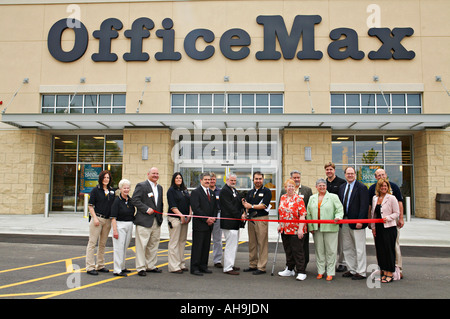 Hoffman Estates Illinois Ereignisspeicher Mitarbeiter halten Sie rotes Band und Schere zur Grand Opening von OfficeMax Speicher Stockfoto