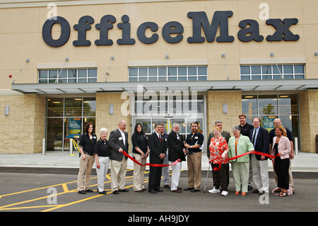 Hoffman Estates Illinois Ereignisspeicher Mitarbeiter halten Sie rotes Band und Schere zur Grand Opening von OfficeMax Speicher Stockfoto