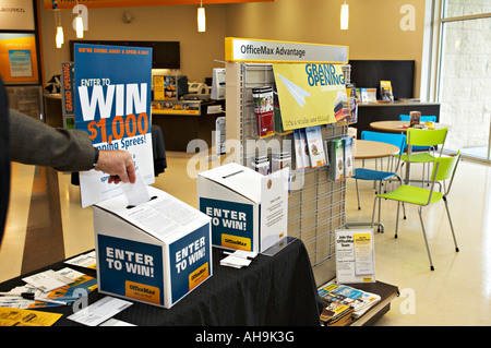 EVENT Hoffman Estates Illinois Erwachsene männliche Hand Ort Form in Gewinnspielen Wettbewerb Feld am Grand Opening von OfficeMax Speicher Stockfoto